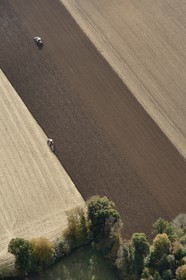 France, Morbihan (56), La Trinité-Porhoet, travaux agricoles, labour (vue aérienne)