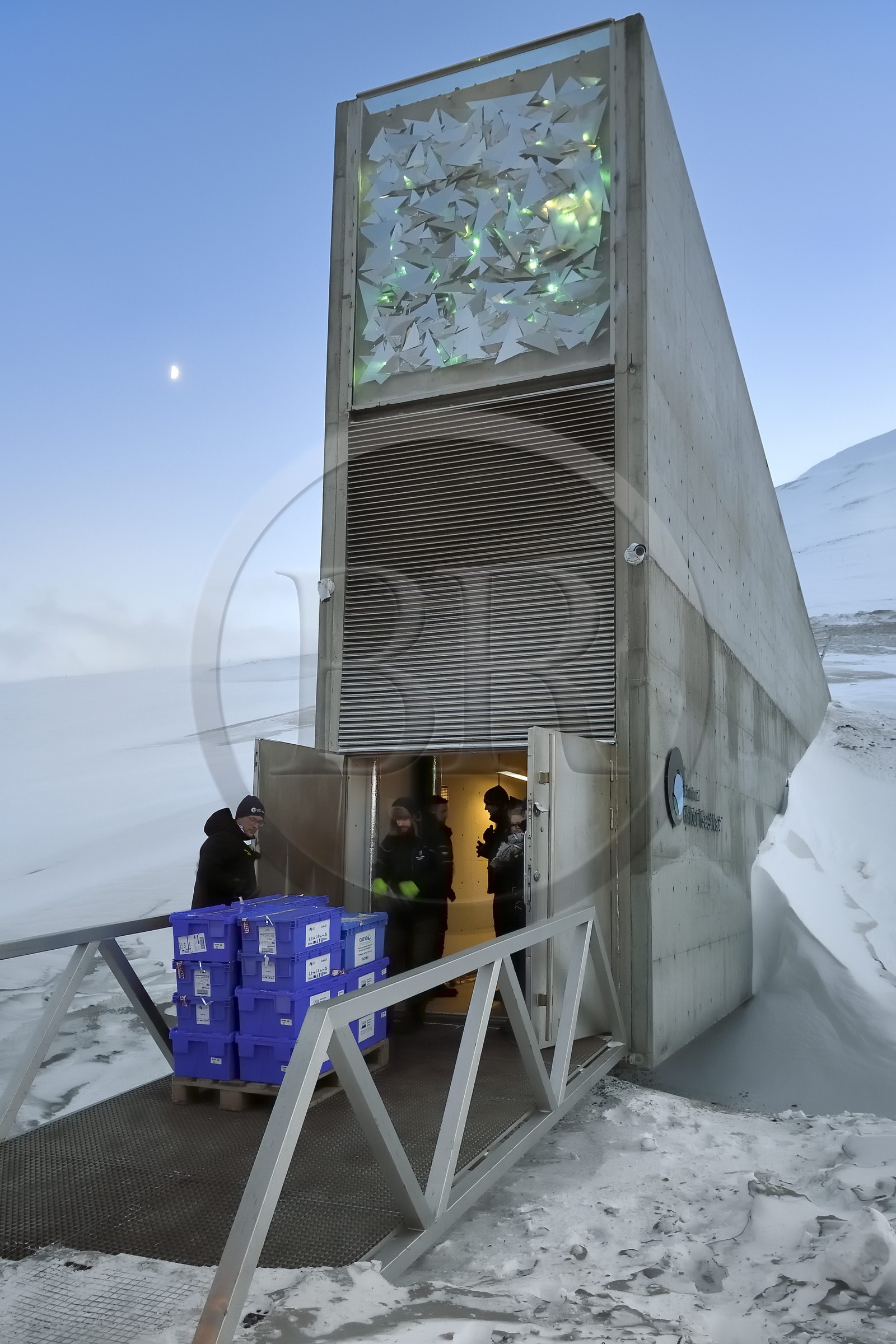 Norvège, Svalbard, Spitzberg, Longyearbyen, la Réserve mondiale de semences du Svalbard (banque de graines du Global Seed Vault) permet une sauvegarde de sécurité pour les collections existantes de banques de gènes, livraison des semences par NordGen