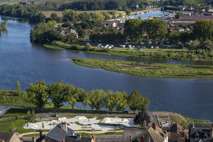 France, Nièvre (58), Nevers, le skatepark en bordure de Loire, le port de plaisance de la Jonction en arrière plan