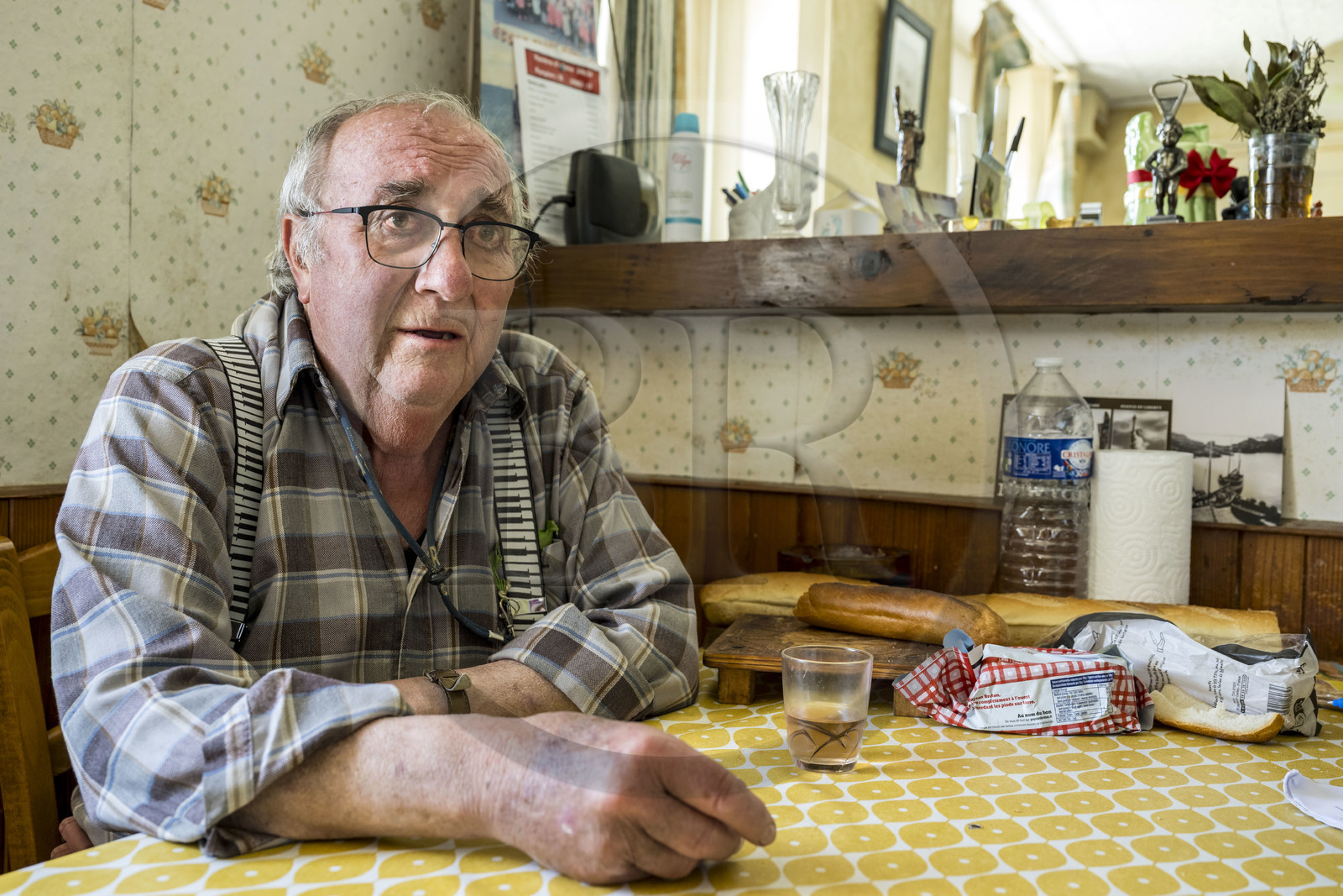 France, Finistère (29), Mer d'Iroise, Ile d'Ouessant, Eugene Malgorn, ancien marin de commerce ouessantin, dans sa maison