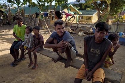 Philippines, Calamian Islands dans le nord de Palawan, Uson Island dans la baie de Coron, village de Barangay Lajala, le pêcheur Tagbanua Carlito Bering entouré de sa famille dans la cour de sa maison