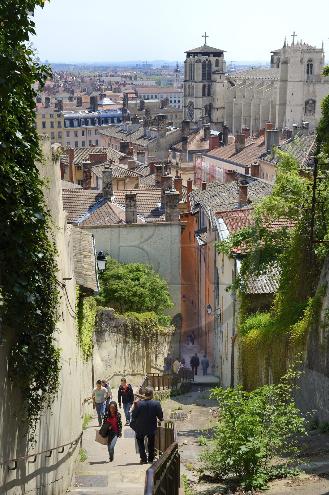 France, Rhône (69), Lyon, site historique classé Patrimoine Mondial de l'UNESCO, Vieux Lyon, escaliers vers Fourvière par la Montée des Chazeaux avec vue sur la cathédrale (primatiale) Saint Jean