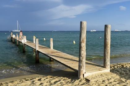 France, Var (83), Presqu'Ile de Saint-Tropez, Ramatuelle, plage de Pampelonne, ponton du club 55