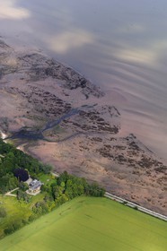 Royaume-Uni, Ecosse, Highland, Cromarty Firth, plage à marée basse au nord d' Invergordon (vue aérienne)