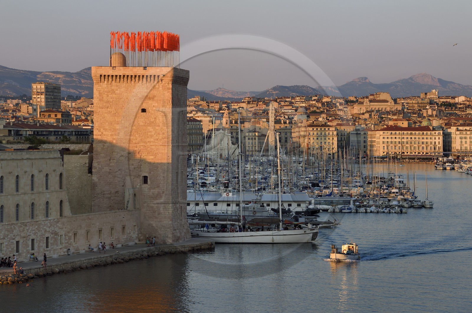 France, Bouches-du-Rhône (13), Marseille, Le Vieux Port et le Fort Saint Jean au premier plan