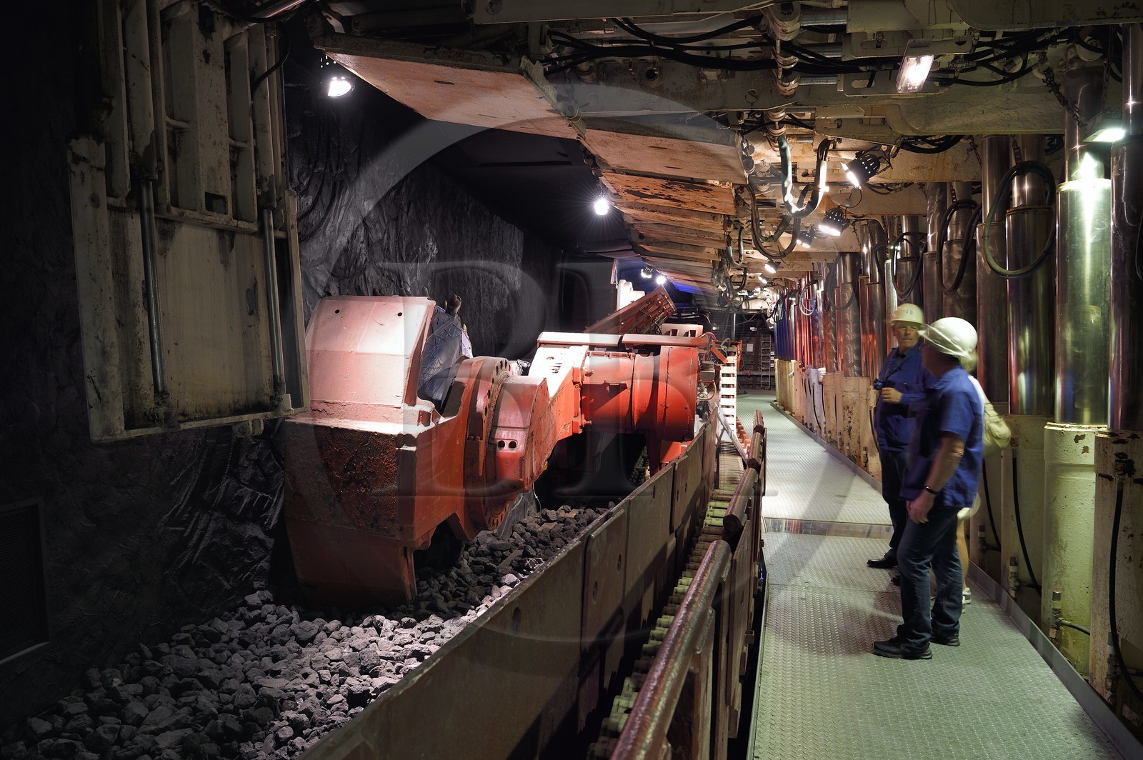 France, Moselle (57), Petite-Rosselle, le musée du carreau Wendel, reconstitution du fond de la mine, chantiers d’exploitation en plateures (inclinaison de moins de 20°), haveuse (type Electra 2000), machine d'abattage qui grignotte le veine de charbon en abattant celui-ci sur une épaisseur d'environ 80cm et sur toute la hauteur de la galerie, à droite les piles bouclier du soutènement marchant