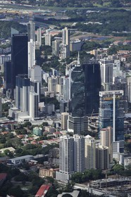 Panama, Panama City, le centre ville et la Tour F & F connue sous le nom de la Tour de la Révolution ou encore El Tornillo (la vis) (vue aérienne)