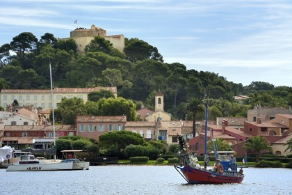 France, Var (83), Iles d'Hyères, parc national de Port Cros, Ile de Porquerolles, Bernard Samuel dit Sam le pêcheur sur son pointu (bateau) Le Corailleur quittant le port de Porquerolles dominé par le Fort Sainte-Agathe