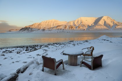 Norvège, Svalbard, Spitzberg, Longyearbyen, table avec vue en bordure de l'Adventfjorden
