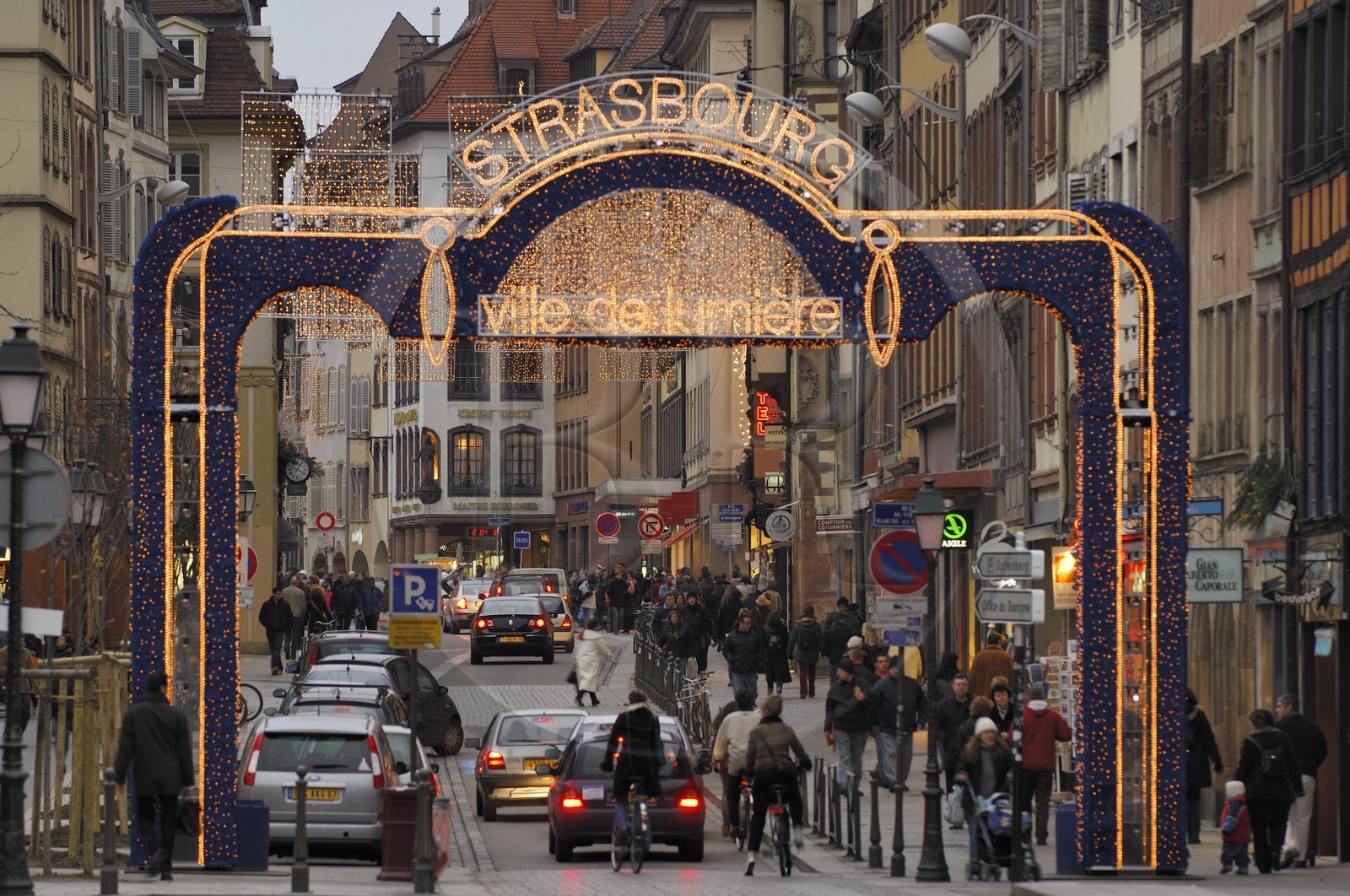 France, Bas Rhin (67), Strasbourg a Noel, entrée de la vieille ville a l' ancienne douane