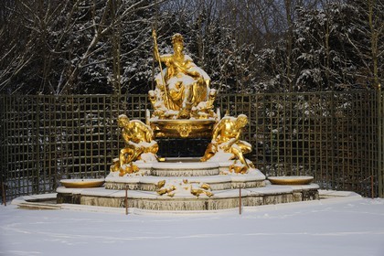 France, Yvelines (78), parc du château de Versailles sous la neige, classé Patrimoine Mondial de l'UNESCO, statue du bosquet de l'Arc de Triomphe