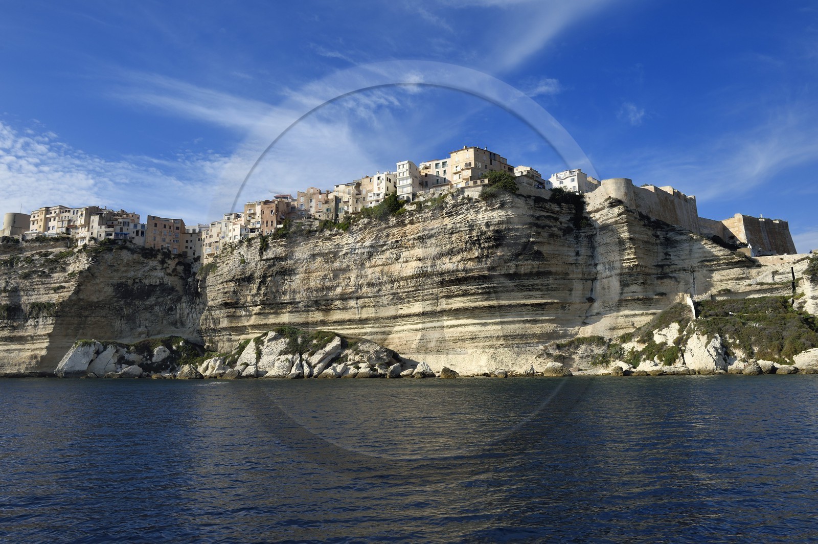 France, Corse-du-Sud (2A), Bonifacio, la vieille ville ou Haute Ville perchée sur des falaises de calcaire de plus de 60 mètres de haut