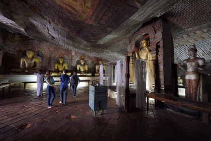 Sri Lanka, province du centre, district de Matale, Dambulla, Temple d'Or, Temple du Rocher Royal aussi appelé Ran Giri (Rocher doré) classé patrimoine mondial de l'UNESCO, la grotte n°2 Maharaja Viharaya est la plus vaste