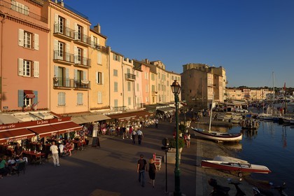France, Var (83), Saint-Tropez, le port et le quai Frédéric Mistral
