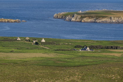 France, Finistère (29), Mer d'Iroise, Ile d'Ouessant, le hameau de Kadoran sur la cote Nord et l'Ile de Keller en arrière plan