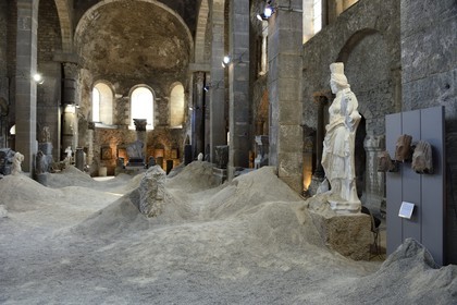 France, Isère (38), Vienne, musée lapidaire dans l'église Saint-Pierre, installation de l'artiste Victoria Klotz au milieu des pièces antiques