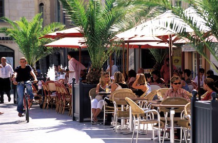 France, Gard (30), Nîmes, vieille ville, la place de l'horloge