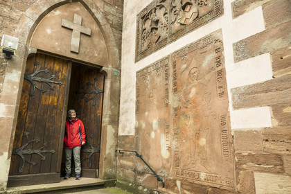 France, Bas-Rhin (67), Parc Naturel régional des Vosges du Nord, La Petite Pierre, l'église simultanée Notre-Dame alternant entre le culte catholique et protestant, dalles funéraires sont apposées contre le mur extérieur