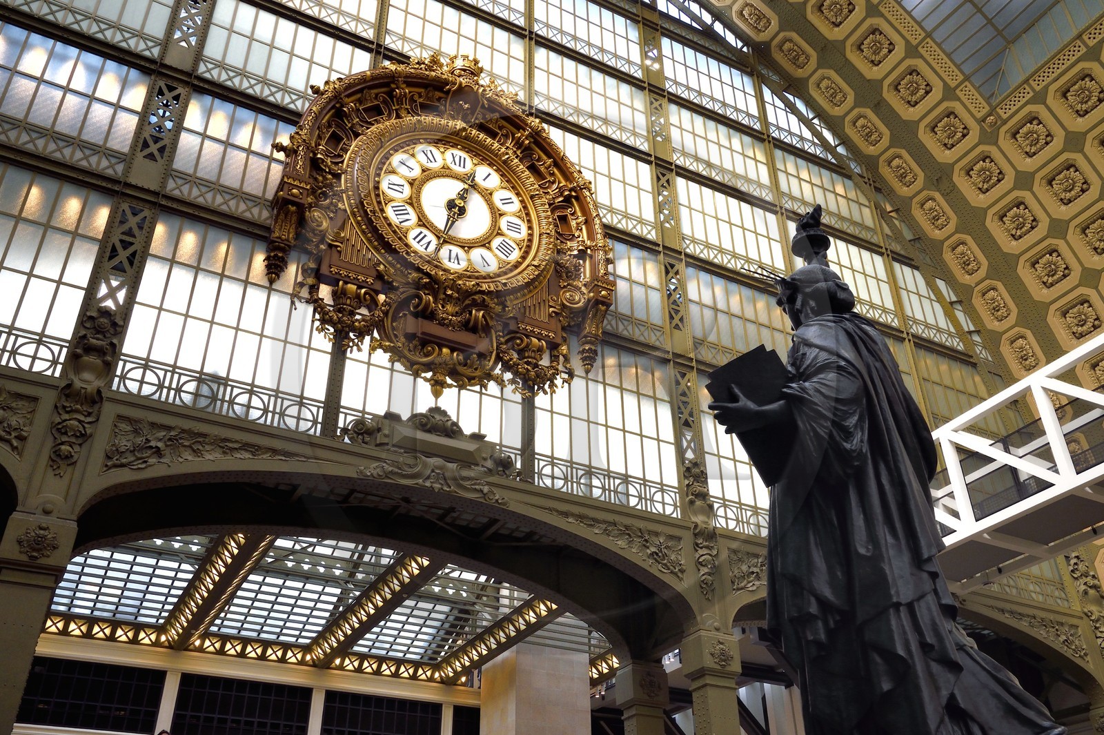France, Paris (75), le musée d'Orsay, la Statue de la Liberté devant la grande horloge