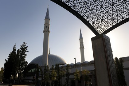 Turquie, Istanbul, quartier Usküdar sur la rive asiatique, mosquée Şakirin de l'architecte d’avant-garde, Zeynep Fadillioglu qui est la première femme à avoir été désignée pour concevoir une mosquée