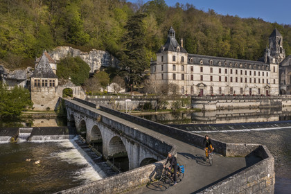 France, Dordogne (24), Brantôme, cyclistes faisant la véloroute la Flow Vélo traversant le Pont Coudé sur la Dronne, l’abbaye bénédictine Saint-Pierre de Brantôme en arrière plan (vue aérienne)