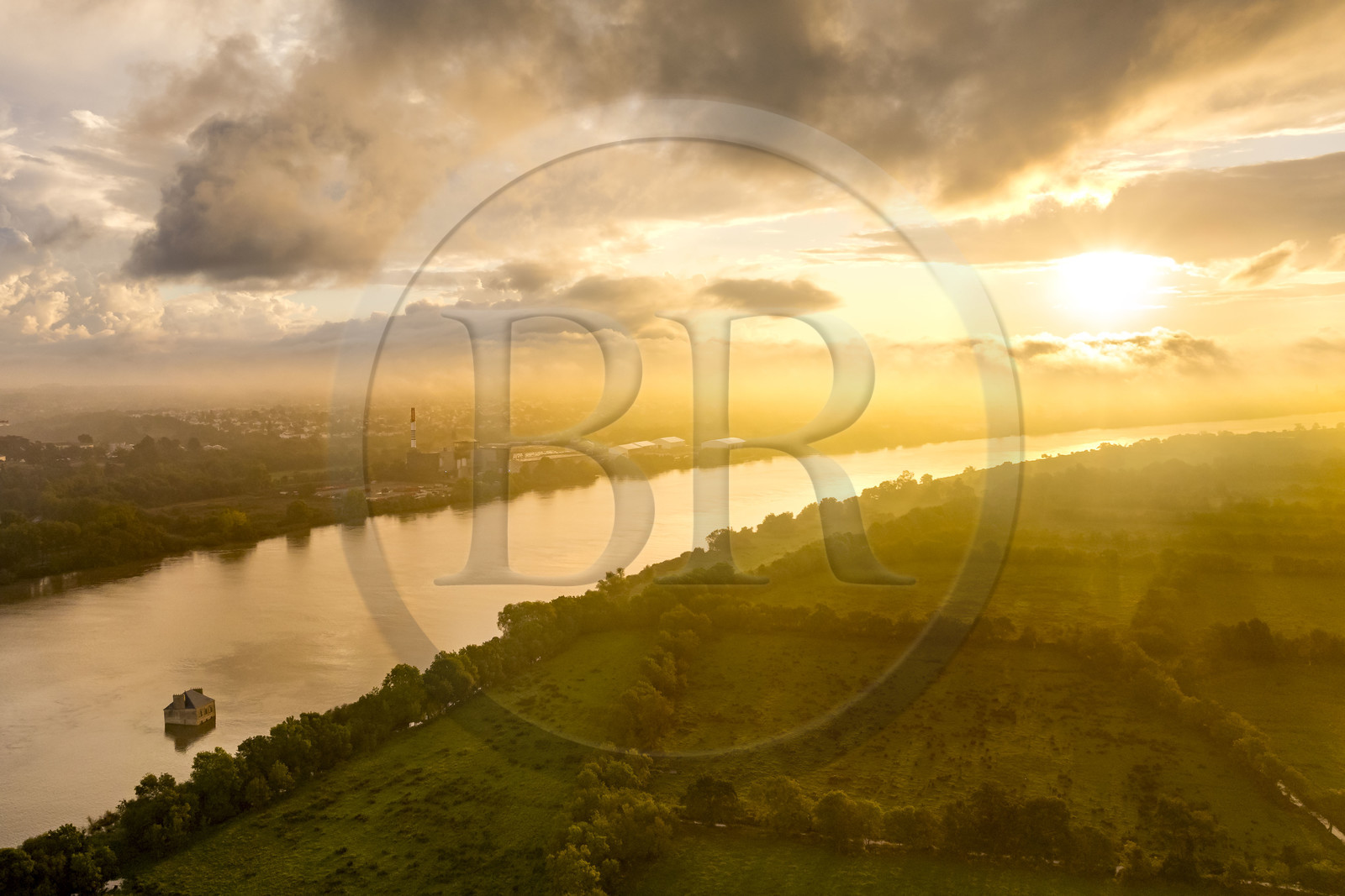 France, Loire-Atlantique (44), Couëron, collection d'art contemporain à ciel ouvert Estuaire, La Maison dans la Loire réalisé par l'artiste Jean-Luc Courcoult (vue aérienne)