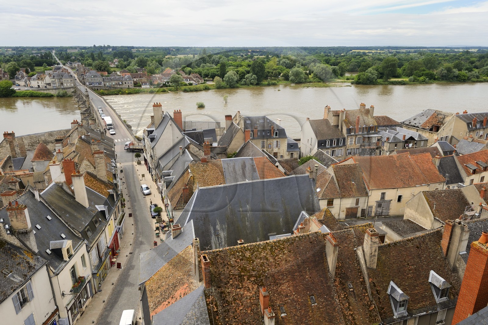 France, Nièvre (58), La Charité-sur-Loire, la rue du Pont débouche sur la Loire