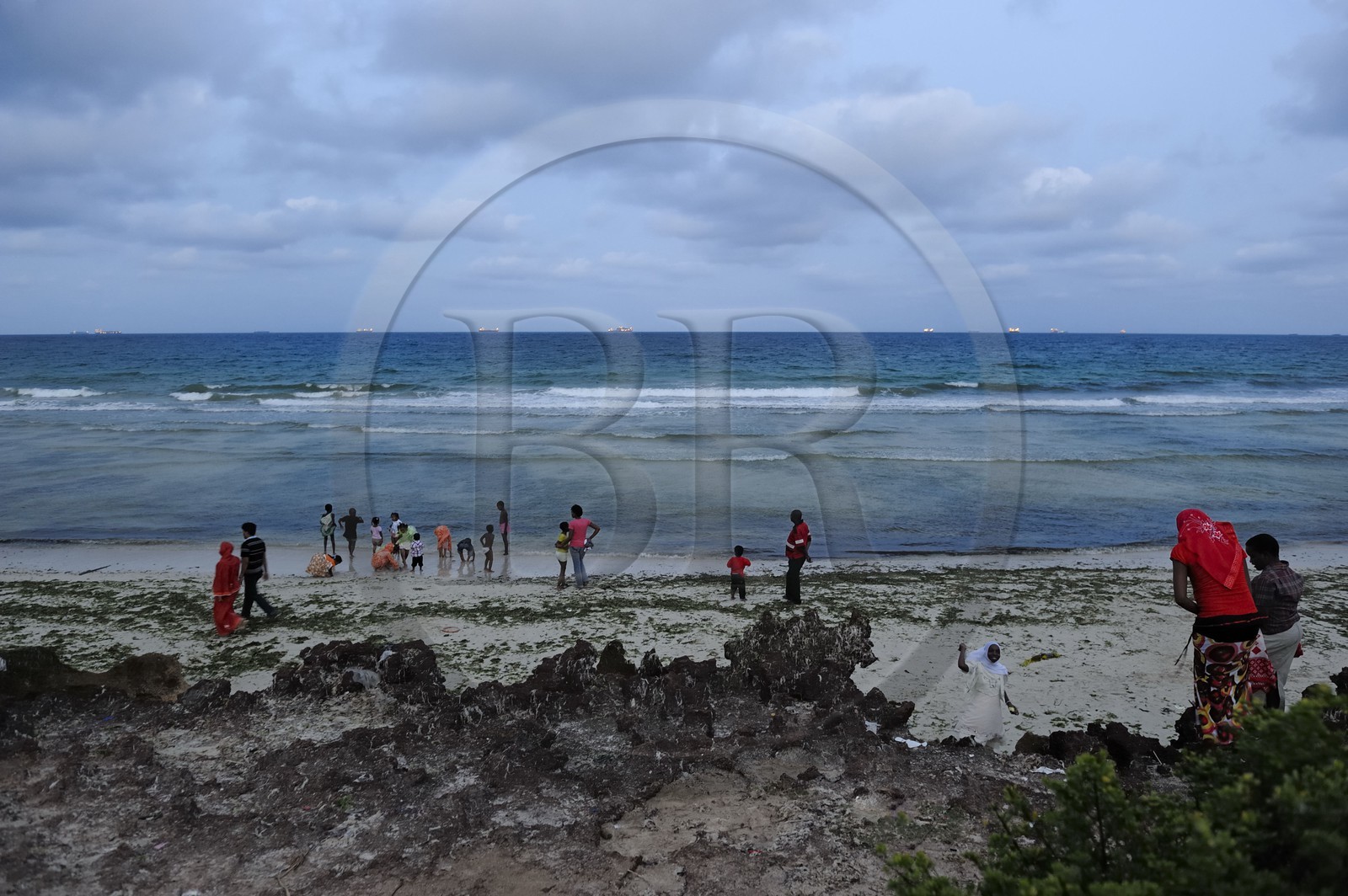 Tanzanie, Dar es-Salaam, il y a encore foule à Coco Beach à la tombée de la nuit le dimanche