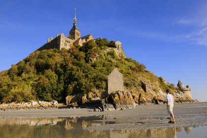 France, Manche (50), Mont-Saint-Michel, classé Patrimoine Mondial de l'UNESCO, la chapelle Saint-Aubert et la Tour Gabriel sous l'abbaye sur le côté Ouest