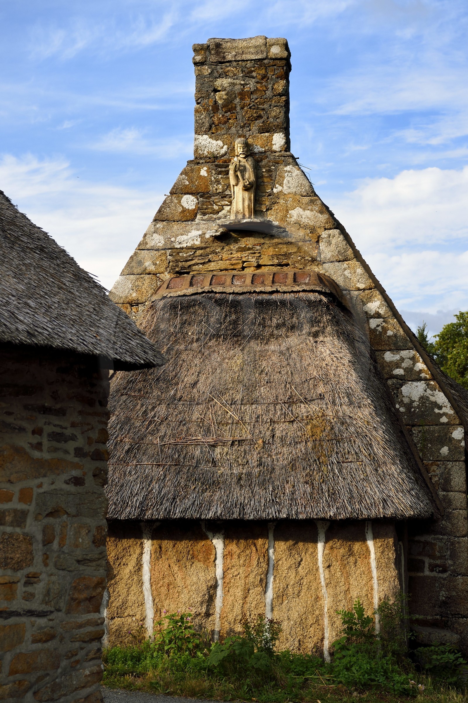 France, Finistère (29), région de Pont-Aven, Nevez, les chaumières traditionnelles à toit de chaume de Kerascoet