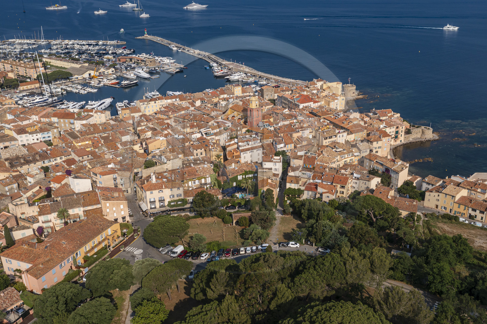 France, Var (83), Saint-Tropez, la ville et son port (vue aérienne)