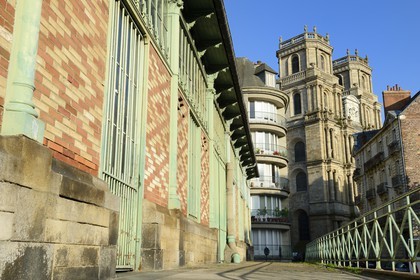 France, Ille-et-Vilaine (35), Rennes, place des Lices, marché des Lices et la cathédrale Saint Pierre