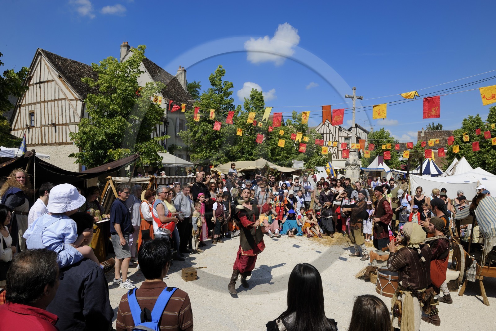 France, Seine et Marne (77), Les Médiévales de Provins, ville classée Patrimoine Mondial de l'UNESCO, spectacle de rue place du Châtel