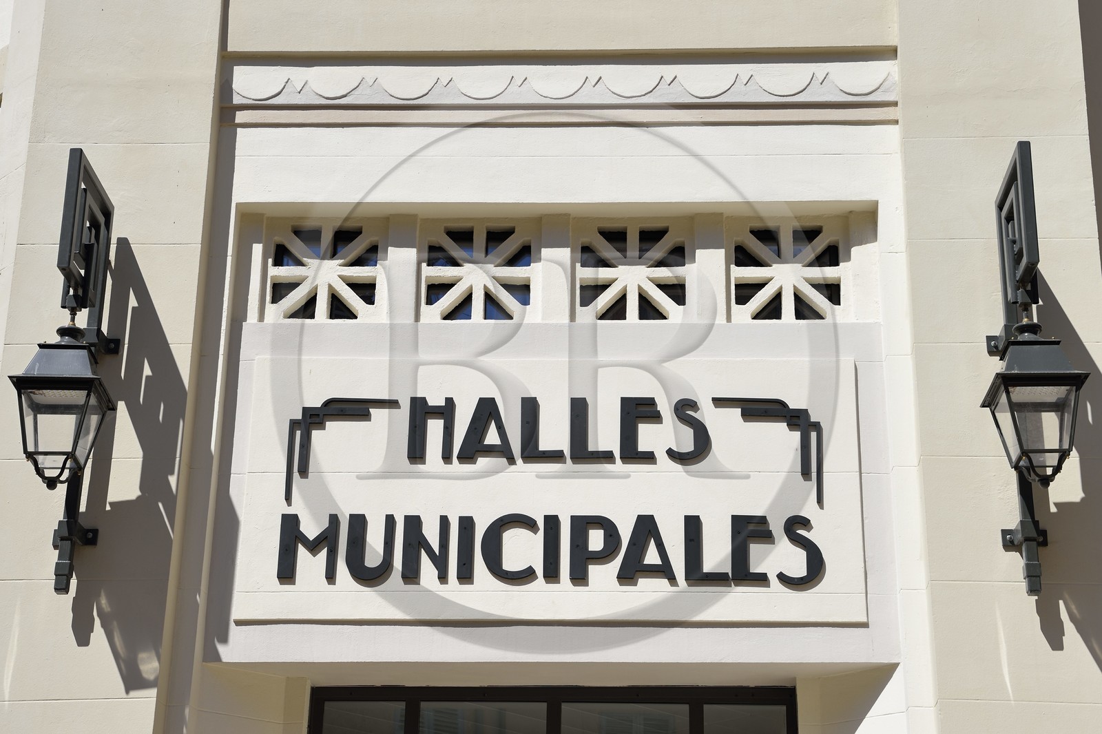 France, Var (83), Toulon, les anciennes halles municipales dans le style Art-déco transformées en halles gourmandes