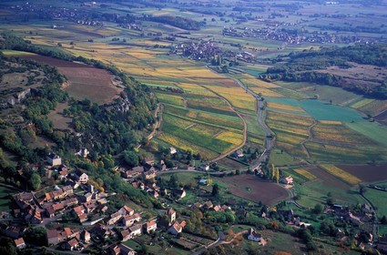 France, Saône-et-Loire (71), vignes du Chalonnais, village de Chenôves (vue aérienne)