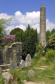 Irlande, comté de Wicklow, région des Monts Wicklow, site monastique de Glendalough, Tour Ronde
