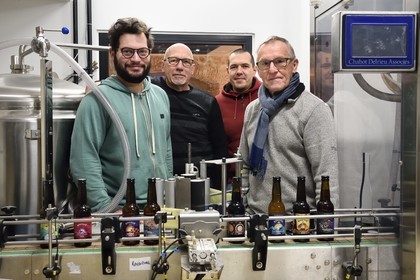 France, Haut-Rhin (68), Kaysersberg, Brasserie Bisaigue, le brasseur artisanal Thibaut Ancel (à gauche) propose des proposant des bières non filtrées et non pasteurisées