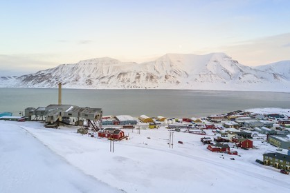 Norvège, Svalbard, Spitzberg, Longyearbyen, Taubanesentralen à gauche, batiment central abandonné du téléphérique utilisé pour le transport des chariots de charbon des mines vers le port (vue aérienne)