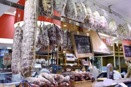 France, Rhône (69), Lyon, cours Lafayette, les Halles Paul Bocuse, la charcuterie Sibilia, saucisson