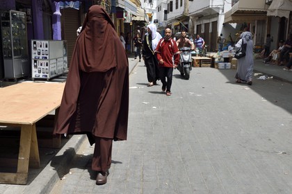 Maroc, Casablanca, ancienne Medina, femme en burka