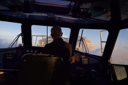 France, Bouches-du-Rhône (13), Marseille, le patron de Pilotine Sylvain rejoignant un bateau de croisière
