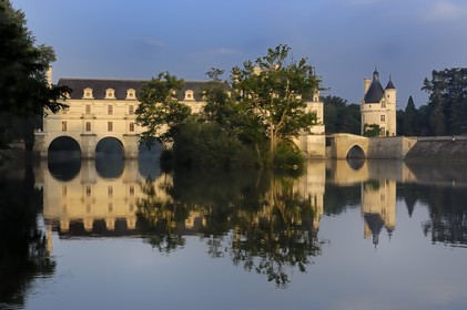 France, Indre-et-Loire (37), château de Chenonceau de style Renaissance qui enjambe le Cher, édifié de 1513 à 1521 et la tour des Marques