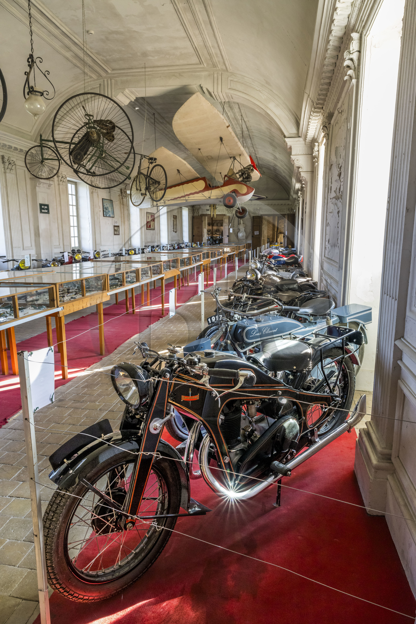 France, Côte-d'Or (21), Côte de Beaune, Savigny-les-Beaune, le chateau avec les musées et collections avions de chasse, voitures de course Abarth, motos, tracteurs enjambeurs, maquettes, camions de pompiers