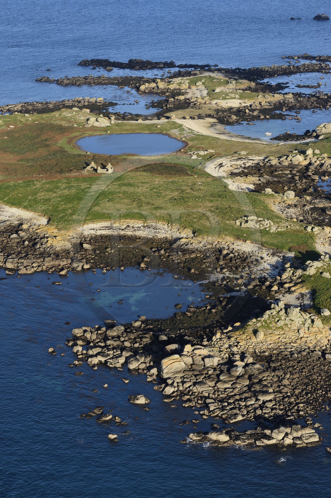France, Finistère (29), parc naturel régional d'Armorique, mer d'Iroise, Ile de Balanec dans l'Archipel de Molène (vue aérienne)