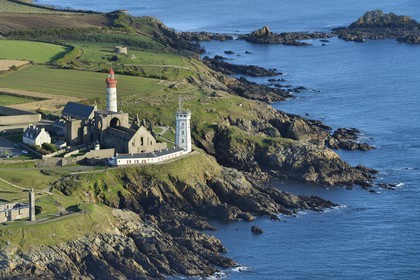 France, Finistère (29), Mer d'Iroise, parc naturel régional d'Armorique, Pointe de Saint-Mathieu, phare, abbaye Saint-Mathieu de Fine-Terre et le sémaphore (vue aérienne)
