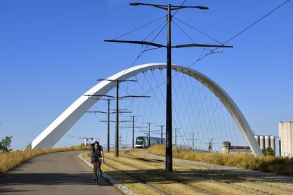 France, Bas-Rhin (67), Strasbourg, le pont piéton, vélo et du tram de la ligne D sur le bassin Vauban reliant Strasbourg à Kehl en Allemagne appelé Pont Citadelle  dans l'ancien Port autonome de Strasbourg