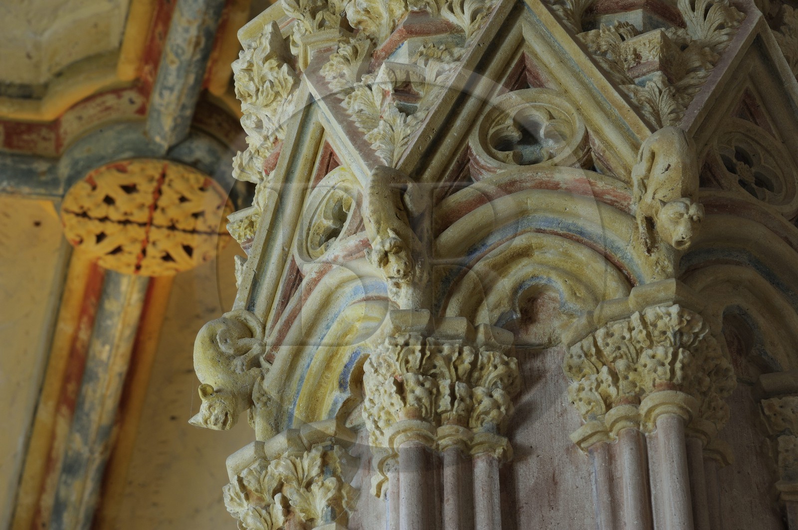 France, Val-de-Marne (94), Vincennes, le château de Vincennes, le donjon, chambre du Roi au deuxième étage, petites chimères sur la colonne centrale