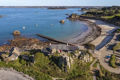 France, Côtes-d'Armor (22), Côte d'Ajoncs, Plougrescant, la plage de Porz Hir ou Pors-hir sur le chemin de Grande Randonnée GR 34 (vue aérienne)