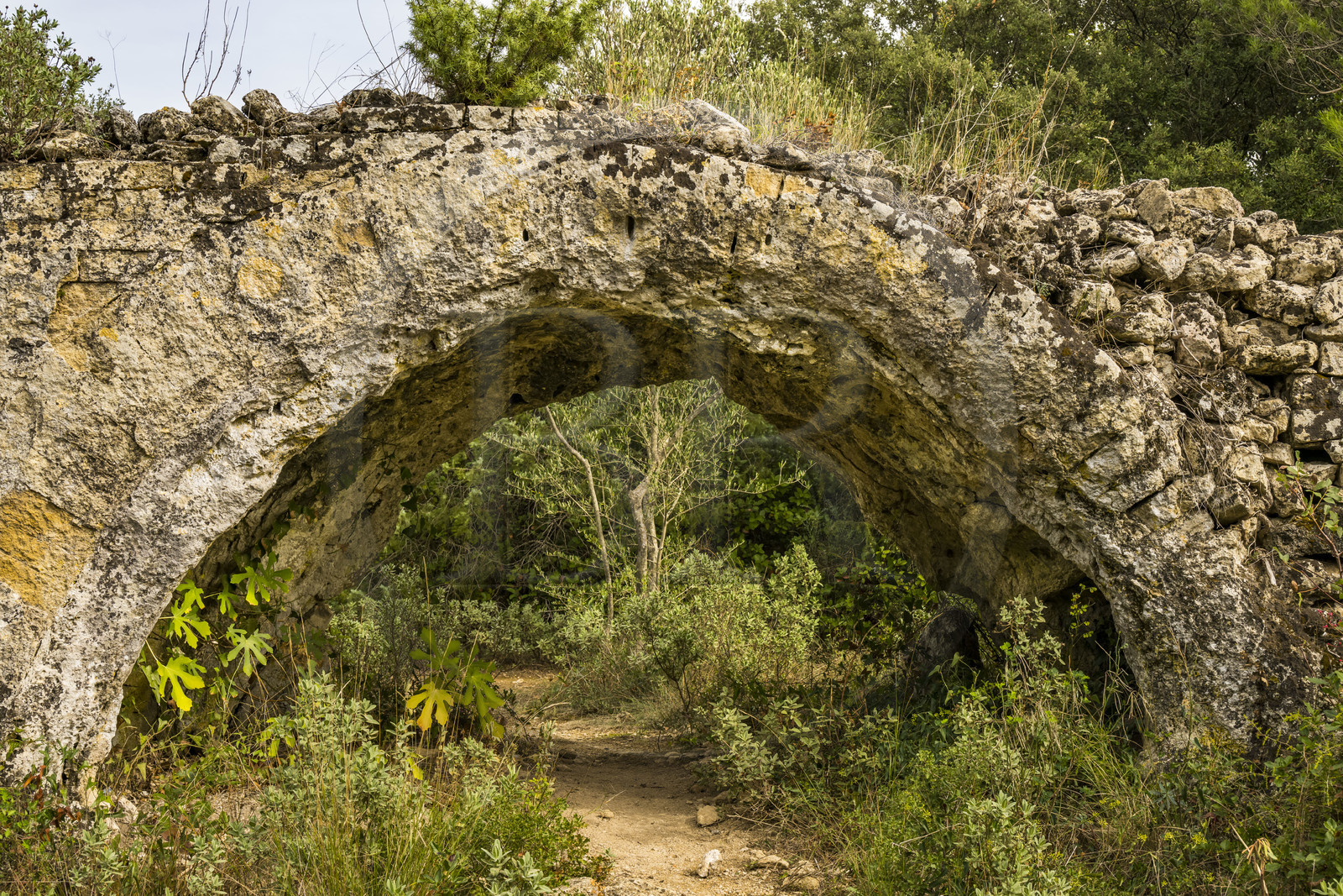 France, Gard (30), Vers-Pont-du-Gard, vestiges de l'aqueduc romain de plus de 52 km de longueur qui amenait l'eau de la Fontaine d'Eure au pied d'Uzès jusqu'à Nimes en passant sur le Pont du Gard