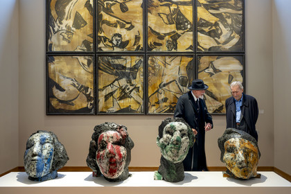 France, Paris (75), Musée Maillol, le peintre et sculpteur allemand Markus Lüpertz lors de son exposition en dialogue avec l'oeuvre d'Aristide Maillol, son galeriste Michael Werner à sa droite,  bronzes peints et technique mixte sur papier